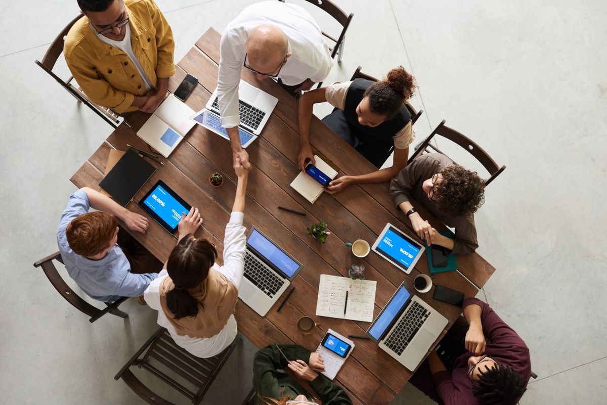 Équipe de prestataires managés collaborant autour d'ordinateurs